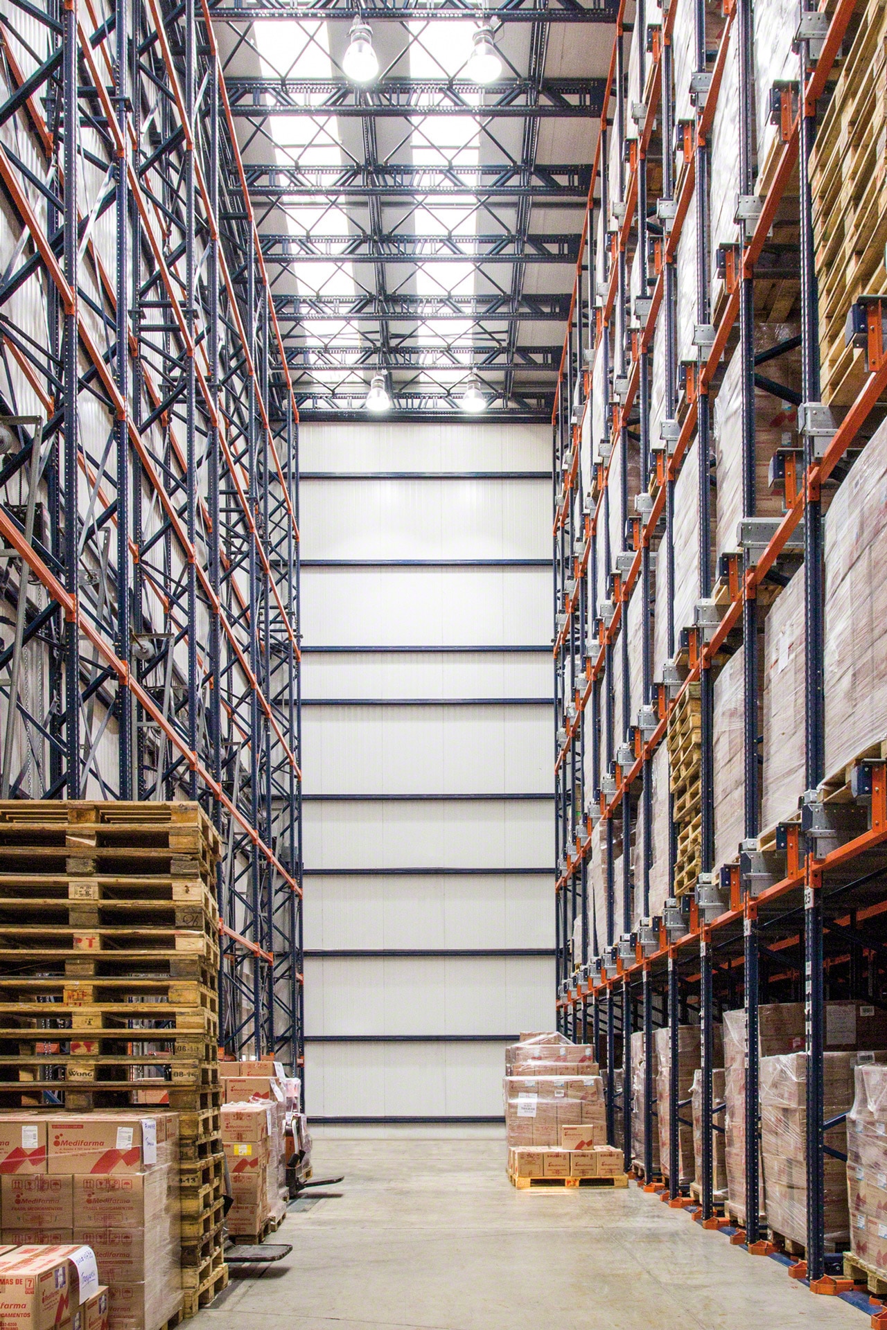 In a clad-rack warehouse, the Pallet Shuttle contributes even more to maximize storage capacity