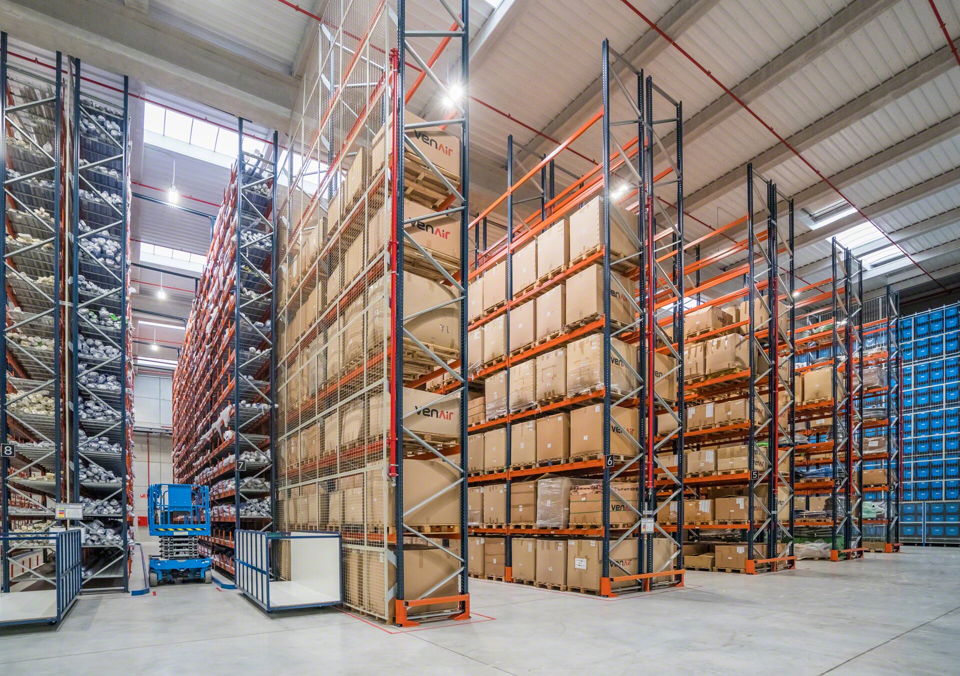 Installation that combines pallet, box and loose stock storage in the same space