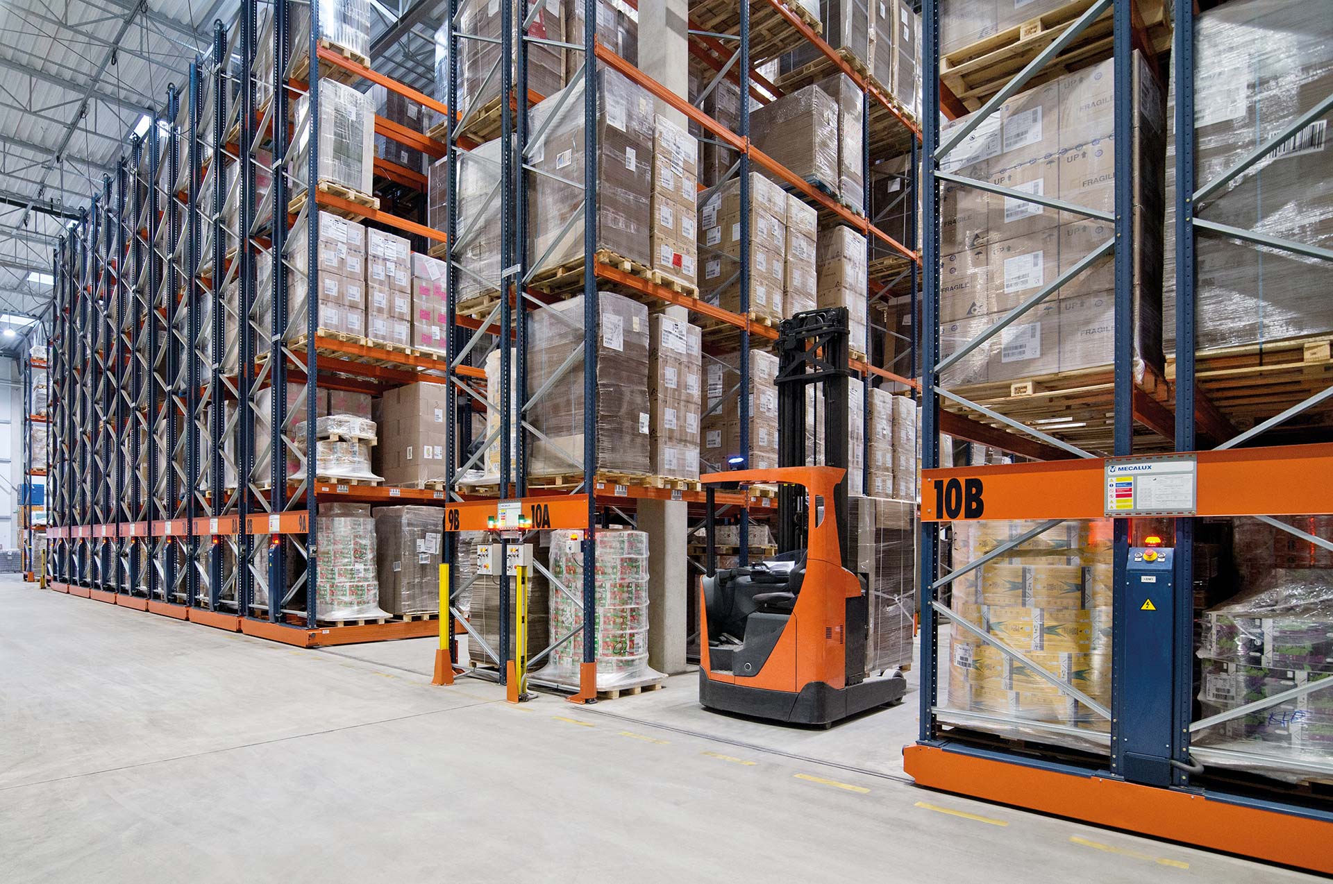This storage system can be combined with fixed racks to achieve maximum warehouse performance