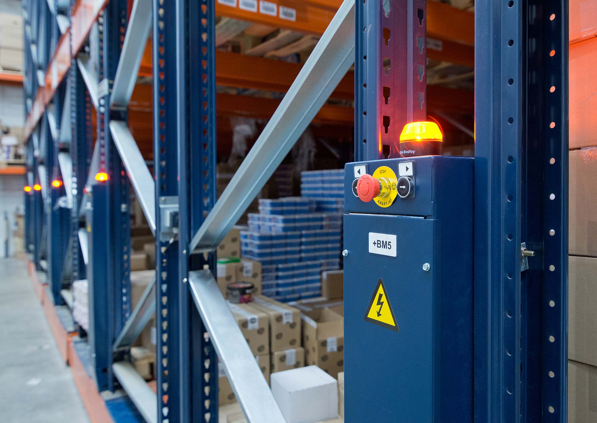Onboard cabinets ensure that the structure moves automatically and safely