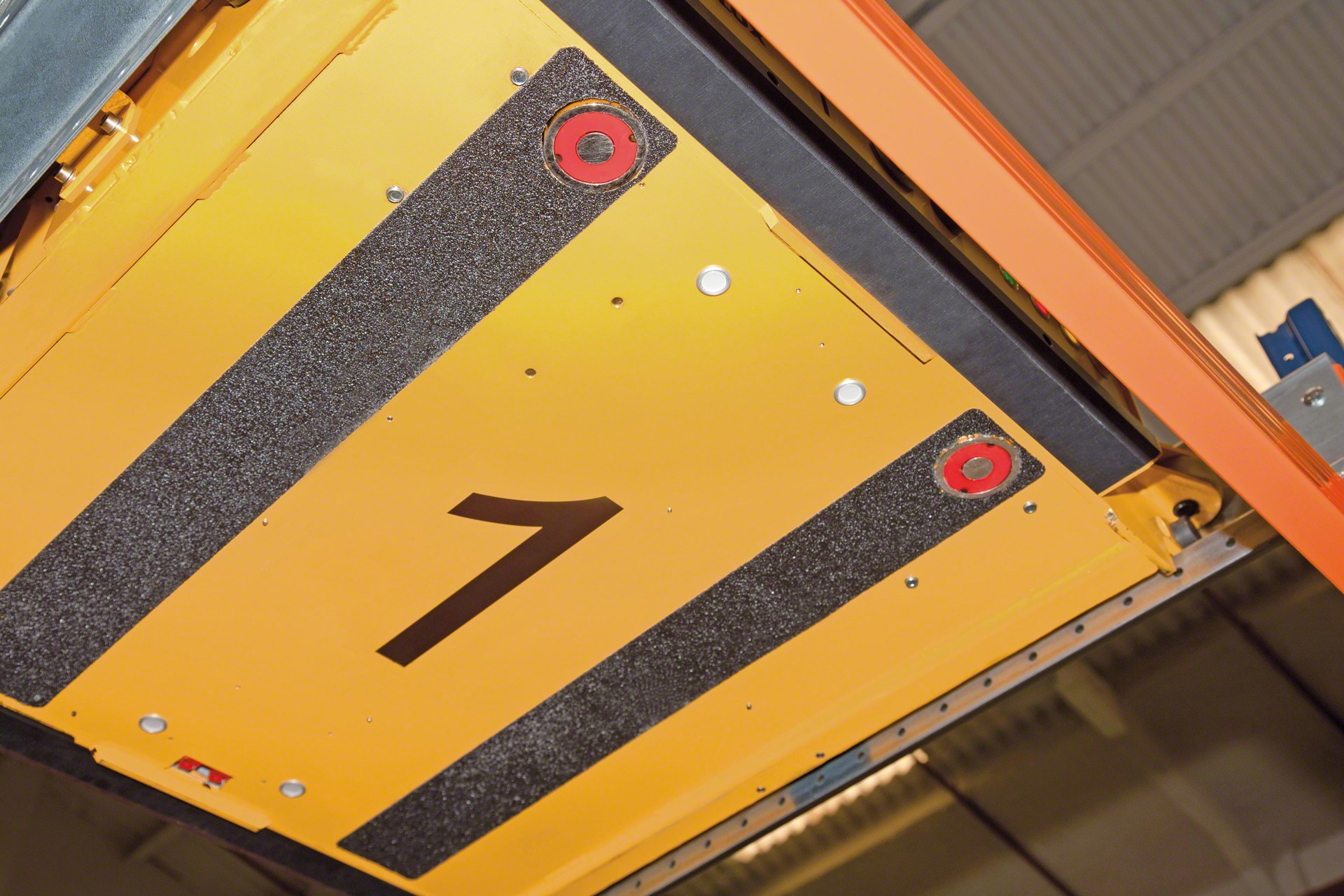 The semi-automatic shuttle has a locking system that ensures it stays fixed to the forklift’s forks