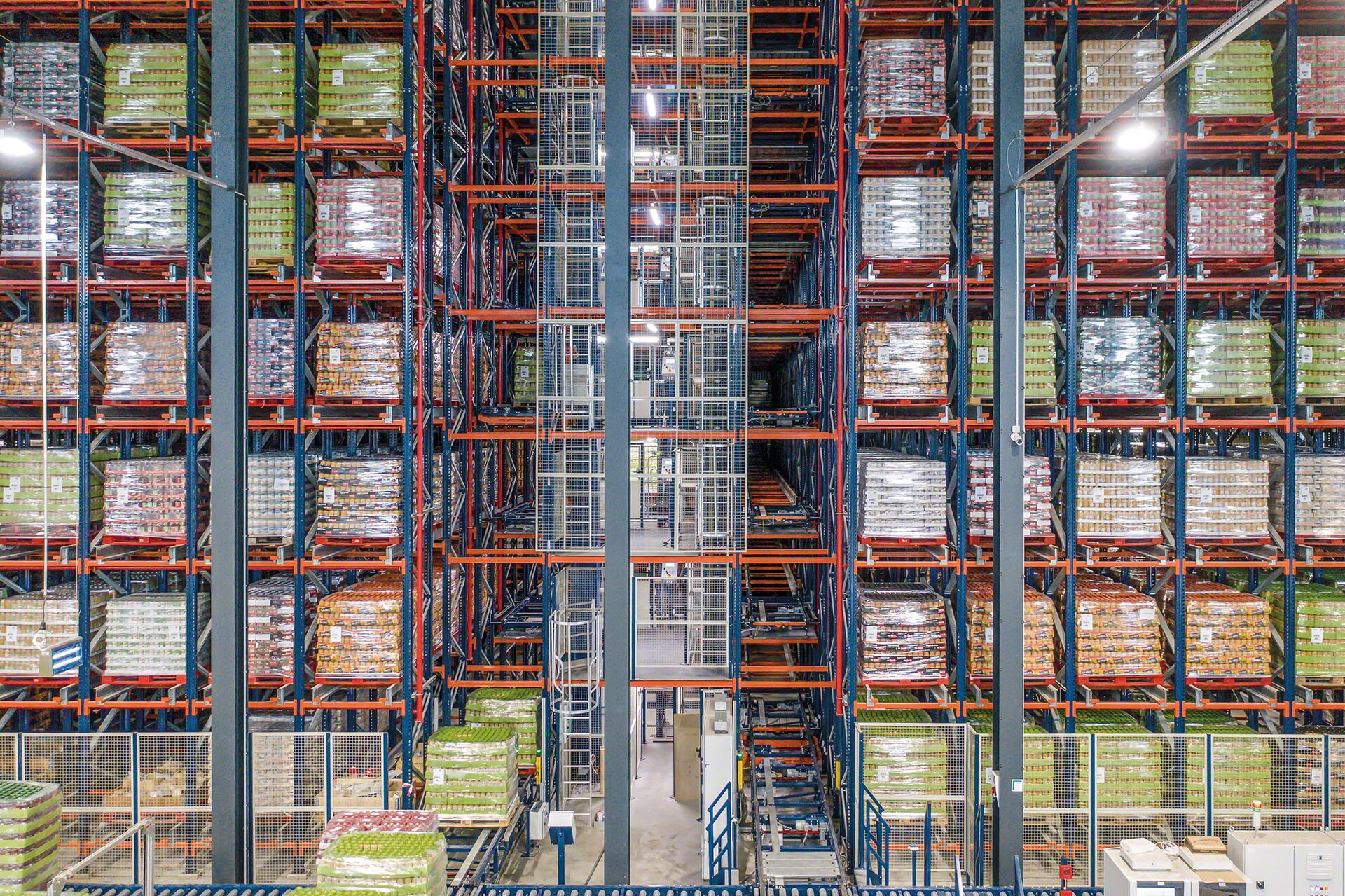 In low-rotation warehouses, it is not necessary to have a shuttle for each lane. Instead, one lift platform is sufficient to place the shuttle according to needs