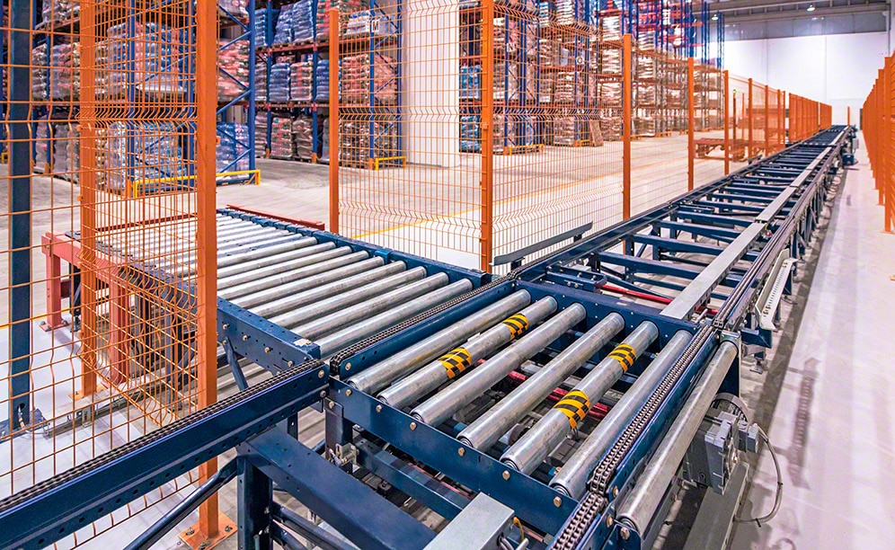High throughput and automated goods handling with pallet conveyors