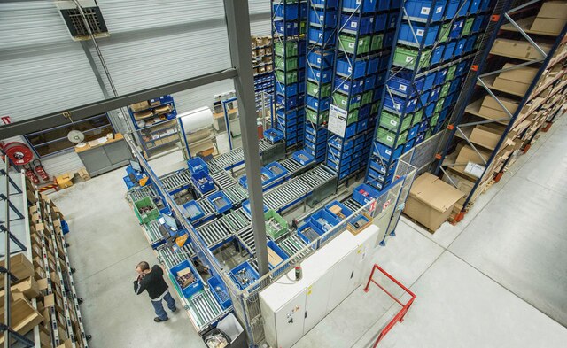 The miniload warehouse consists of two inner aisles, with the possibility of installing a third aisle in a space reserved for future enlargement