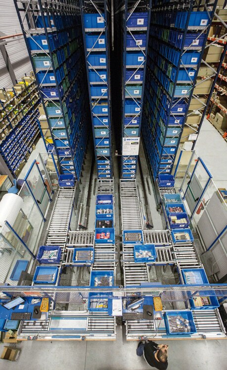 The picking area is located at the front of the miniload warehouse racks and it consists of conveyors for boxes