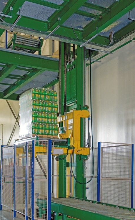 The input of goods conveyor is equipped with a lift placed at the end that raises the pallets to the upper level