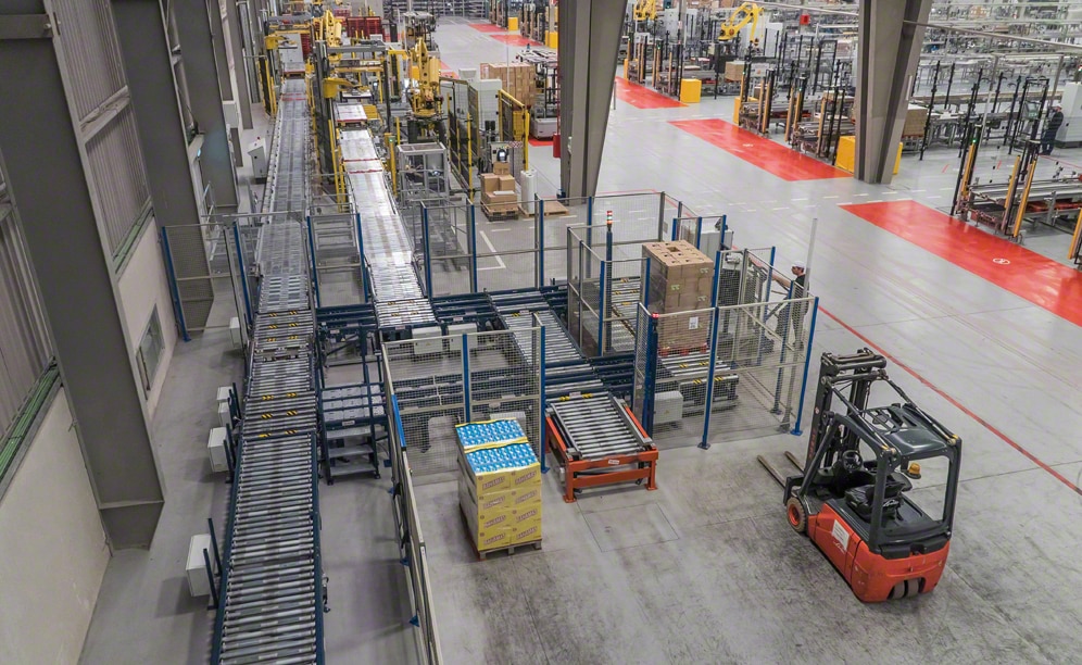 The circuit of conveyors supplied by Mecalux allow full integration between the factory and warehouse