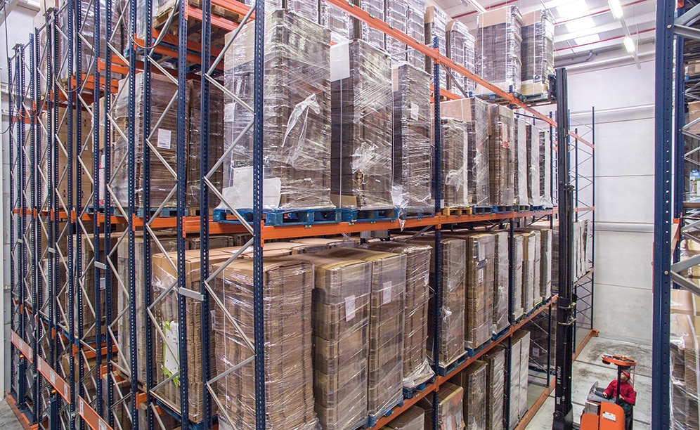 The direct access to the SKUs in the corresponding aisle appears and goods can be extracted or placed with a reach truck