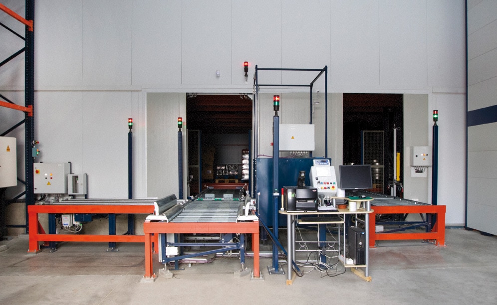 The process of input and output in the automated warehouse is done via a conveyor circuit installed at one end