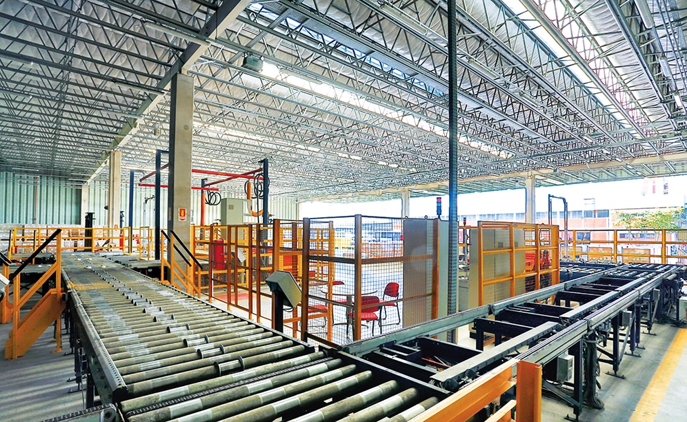 Receipt/dispatch of goods is carried out automatically at the front of the warehouse via a conveyor circuit with rollers and chain
