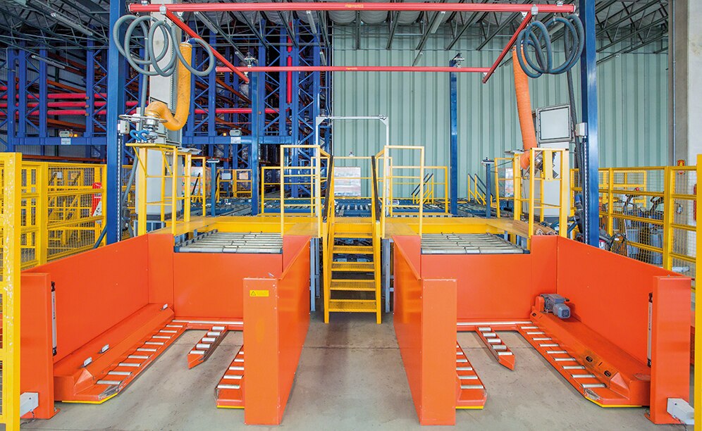 At the front of the conveyor system two picking stations were also placed