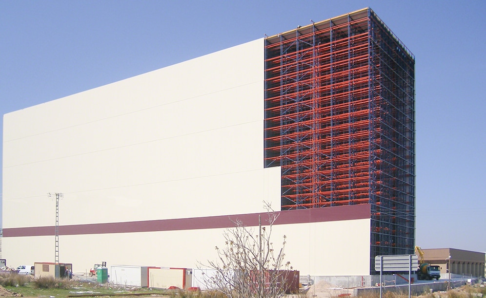 The 101 m long Delaviuda warehouse is 22.7 m wide and 42 m high, it has a capacity to store more than 22,100 pallets
