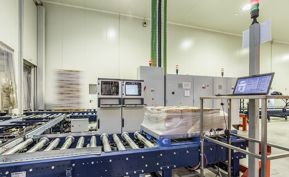 The warehouse management system by Mecalux controls all the operations pertinent to the different warehouses that compose this logistics centre