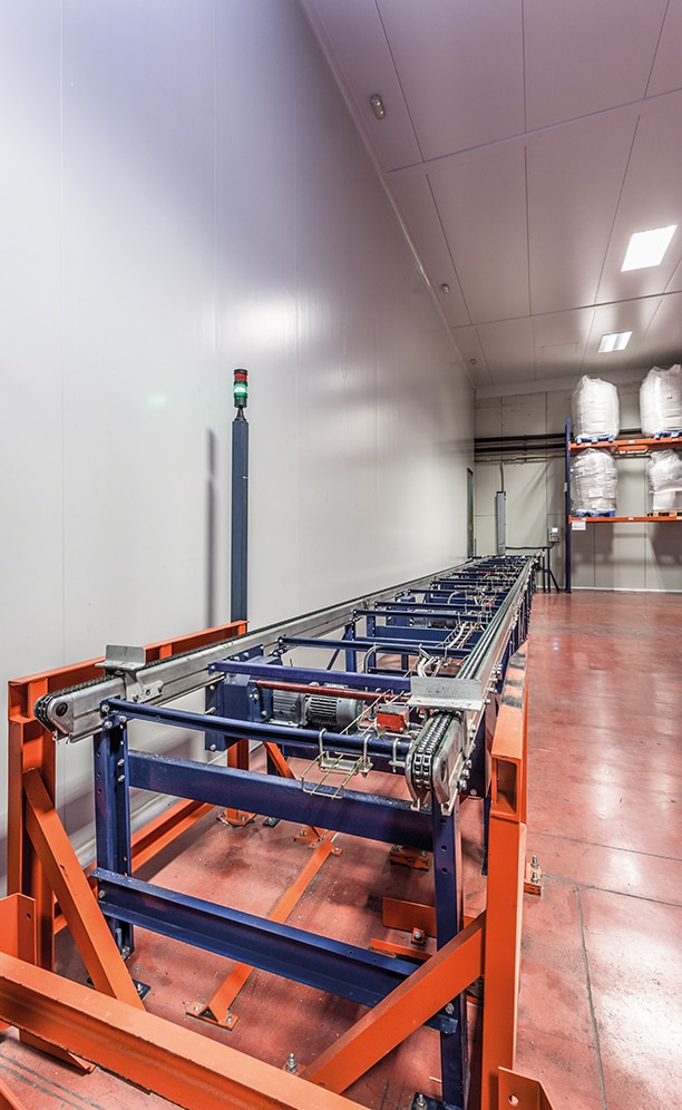 The goods arrive to the warehouse via an automatic conveyor circuit consisting of conveyors with rollers and chains