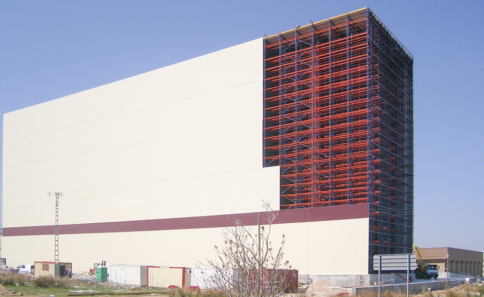 Delaviuda achieves a capacity for 22,000 pallets in 2,209 m2 in a new 42 m high automated warehouse Delaviuda achieves a capacity for 22,000 pallets in 2,209 m2 in a new 42 m high automated warehouse