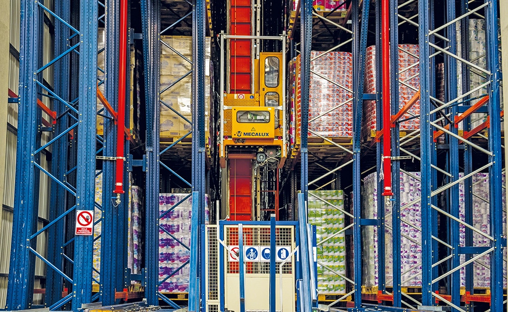 In every storage aisle, a single-mast stacker crane circulates equipped with a double-deep telescopic fork