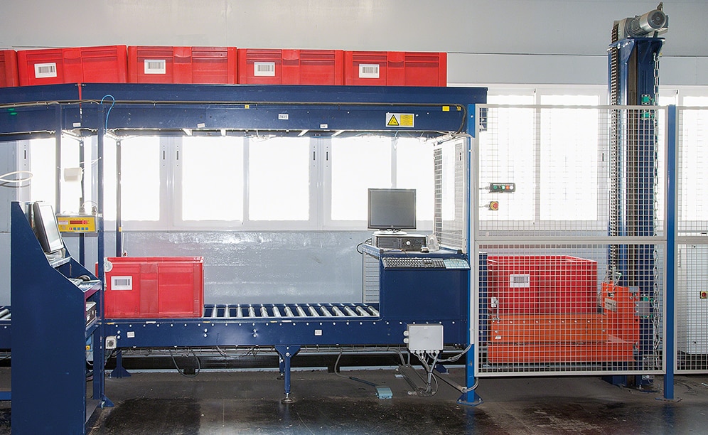 Mecalux supplied an automated miniload warehouse with a two-level conveyor: the lower for picking and the upper for replenishment