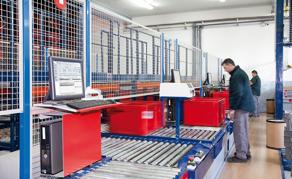 Each picking station is fitted with a computer connected to the Mecalux Easy WMS warehouse management system