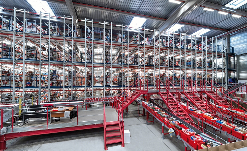 Spartoo has built a huge picking installation with conveyors to handle 10,000 orders per day