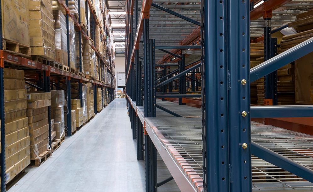 The Interlake Mecalux bolted pallet racking is specially designed and reinforced to absorb the forces generated by earthquakes