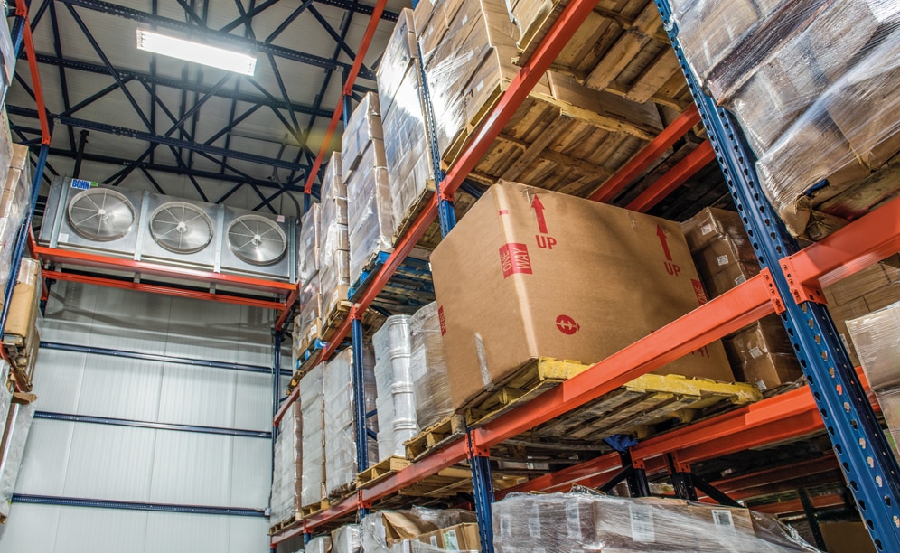 The necessary space was left between the ceiling, the air outlet and the goods to ensure proper circulation and optimum distribution of cold air throughout the warehouse
