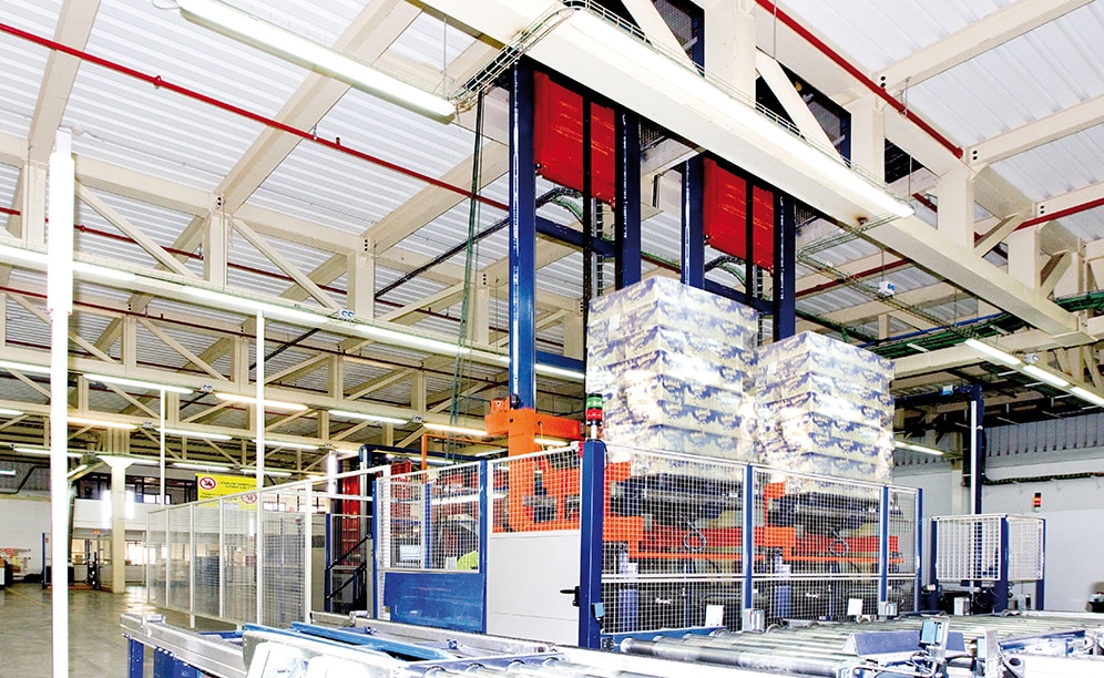 The pallets that have passed inspection move up to the top floor via the pallet lift and enter the warehouse
