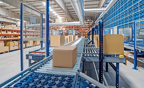 The 25,000 m² warehouse is sectored into different areas according to the Cofan's stipulations