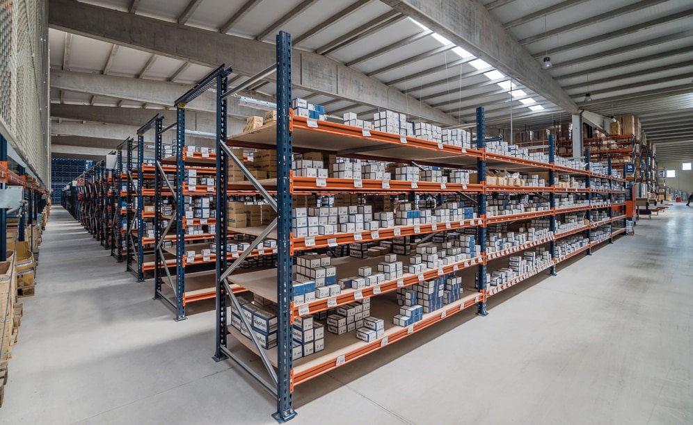 Consumer and smaller sized product are centrally housed, where 59 picking racks were installed, 2.5 m high and 2.7 m long
