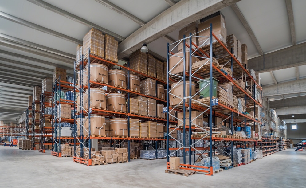 Around the manual picking area for consumer goods, 7.5 m high pallet racks were installed