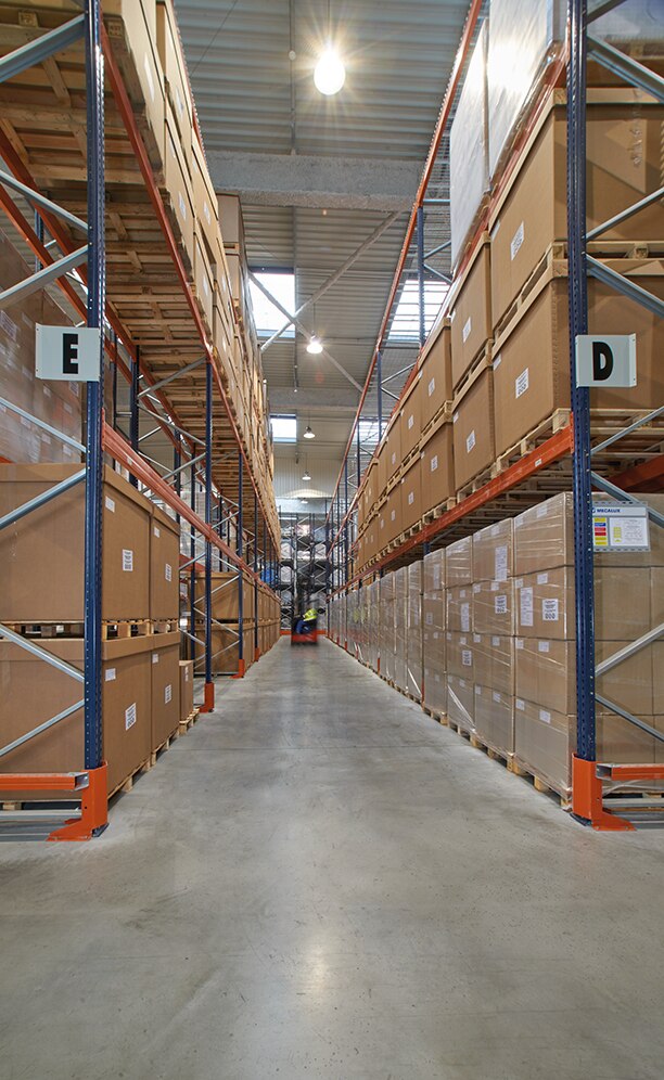 The pallet racking allows direct access to all products, besides having aisles wide enough for the operators to handle the goods with agility, all served by reach truck