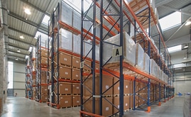 There are eight double and two central racks attached to the wall with a capacity for more than 1,800 pallets