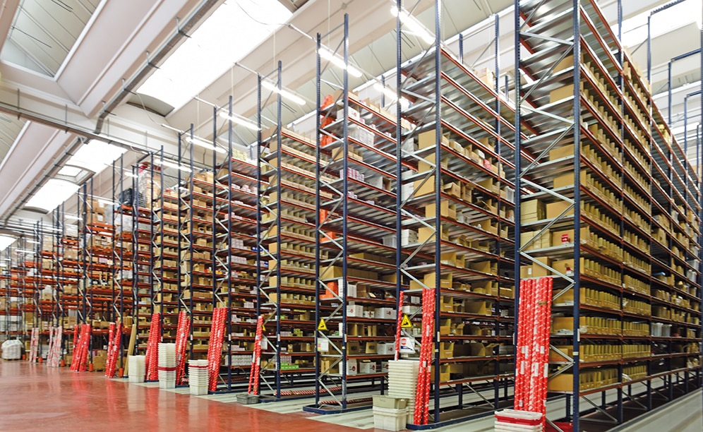 Mecalux has equipped the centre with pallet racks that are organised into two distinct areas: picking racks and pallet racking