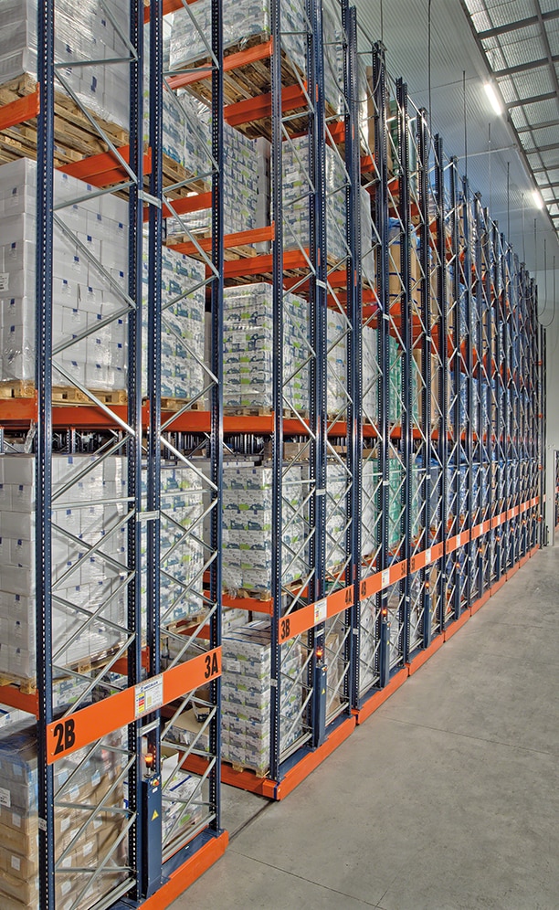 Mecalux equipped the new 3,000 m² frozen storage warehouse with twenty-two 10 m high, 38 m long mobile racks