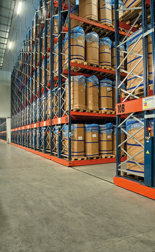 The warehouse is divided into two frozen storage installations, working at a constant temperature of -24 °C