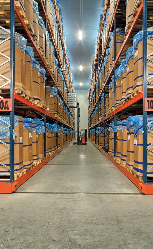 There is easy access to the 9,680 pallets, thanks to the racks which move laterally along guide rails