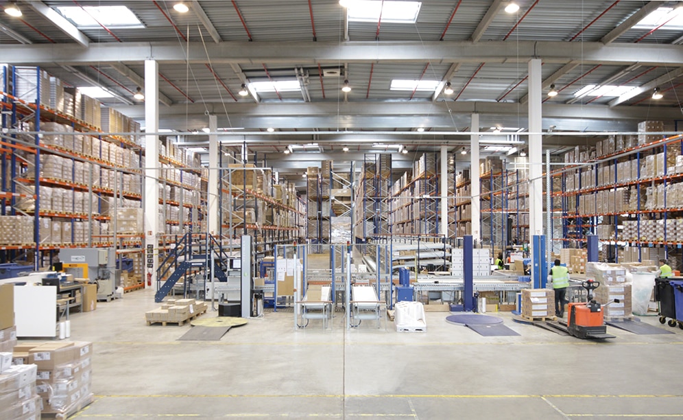 Mecalux automated a portion of the warehouse with live pallet racking with the pick-to-light system and a conveyor circuit with rollers that joined the prep zone to the sorting and consolidation areas