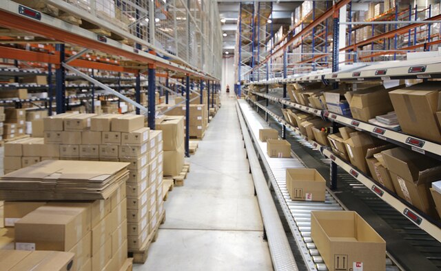 The conveyor circuit is the heart of the installation, which was supplemented with live pallet racking that incorporates the pick-to-light system
