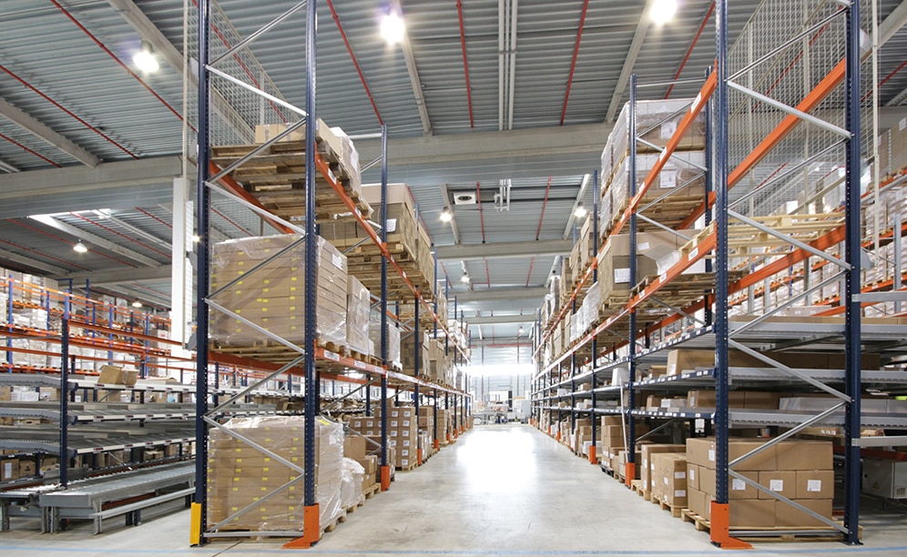 In the upper part of the racks and on the side of the replenishment aisle, various levels for storing pallets with reserves of the products