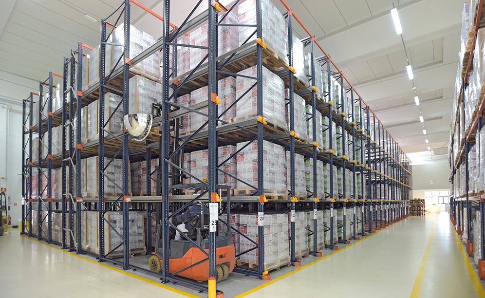 The guide rails on the floor on both sides of the storage aisle facilitate the movement of the forklifts inside