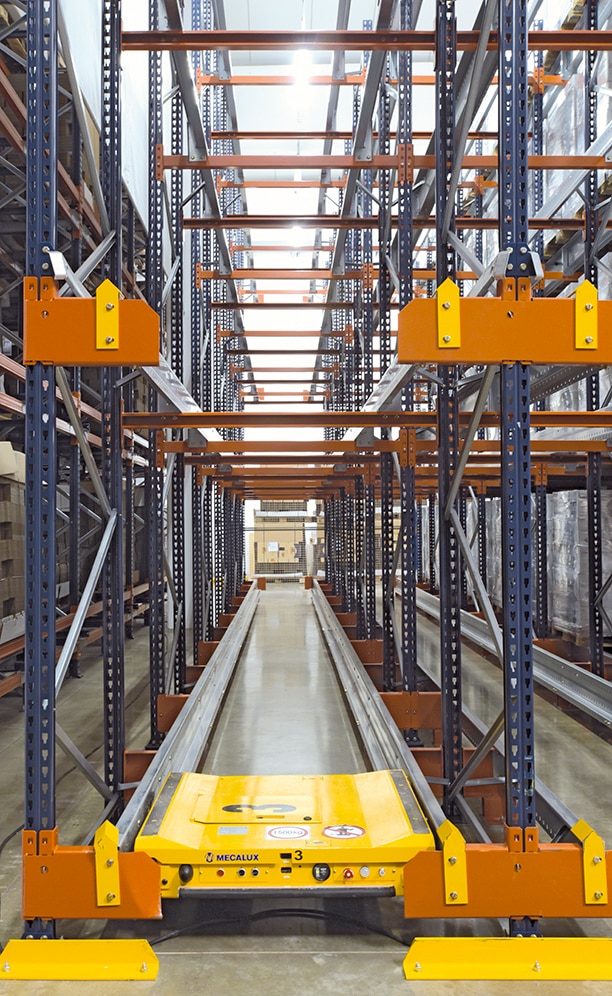 The semi-automated Pallet Shuttle is adapted to the logistics needs of Abafoods and the size of their goods