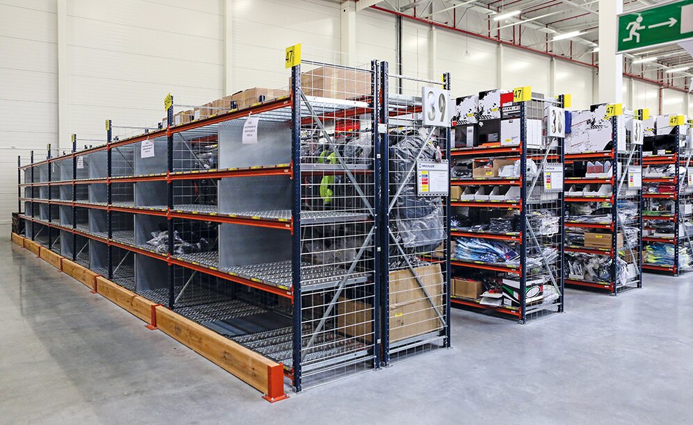 Vertical side mesh has been placed that acts as a separator between the various bays and sides of the shelves