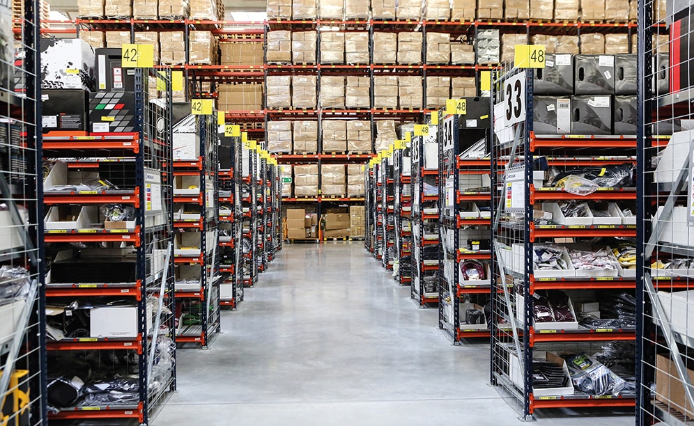 This warehouse is composed of pallet racking, picking shelves for boxes and a conveyor circuit that includes a sorting zone