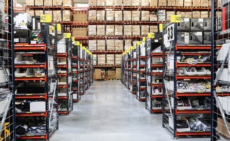 A comprehensive conveyor circuit streamlines the order prep of an e-commerce pioneer