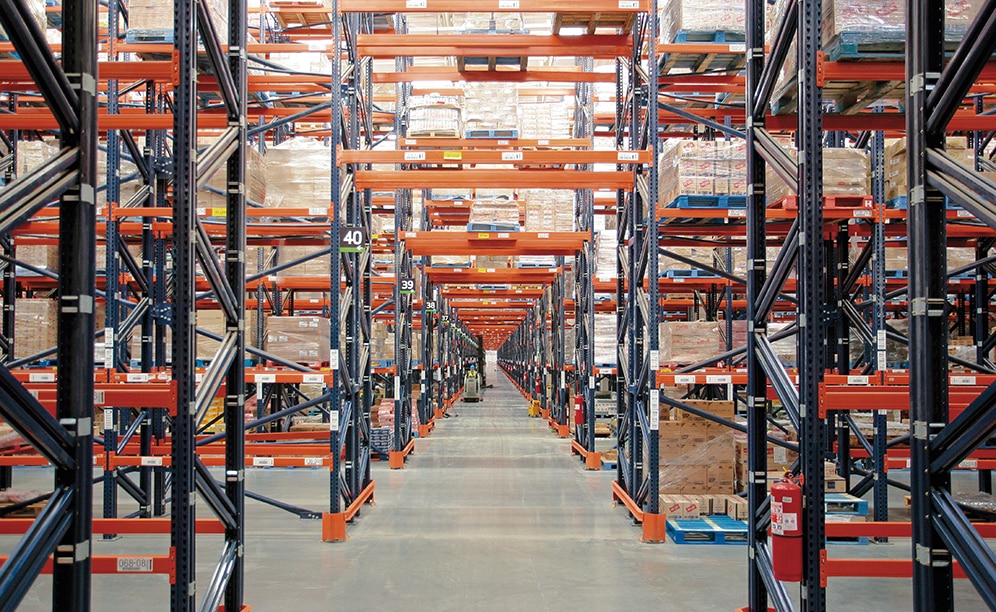 A cross-sectional aisle was enabled that divides the racking block and is wide enough for two forklifts to pass each other