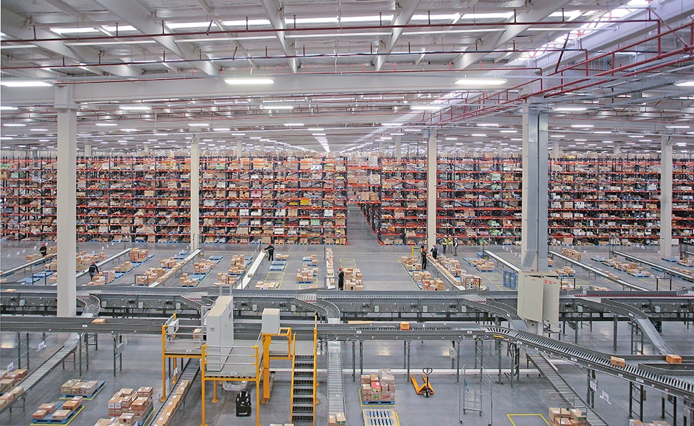 The order consolidation area located in the centre of the warehouse, features an enormous, very long automated sorter
