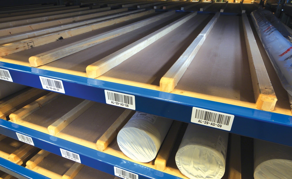 Rectangular, wooden laths serve to present shelves from bending and separate the fabric rolls stored in the racks