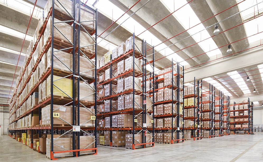 Mecalux provided a total of 32 double pallet racks, each 8.5 m high in three areas of the logistics centre