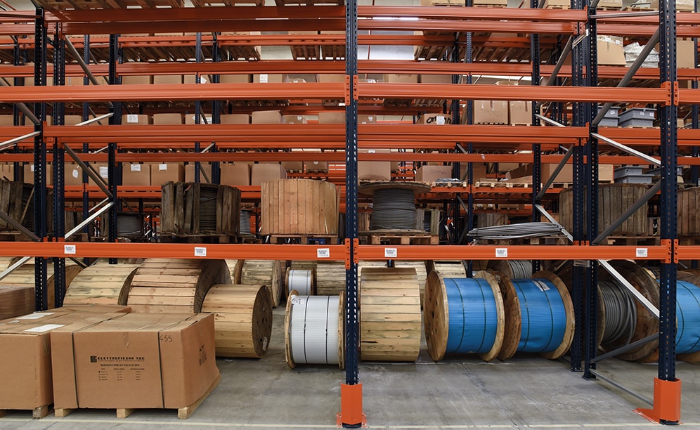 Pallets are placed on the upper levels of the racks, allocating the lower ones to the storage of bulky items like reels of cable