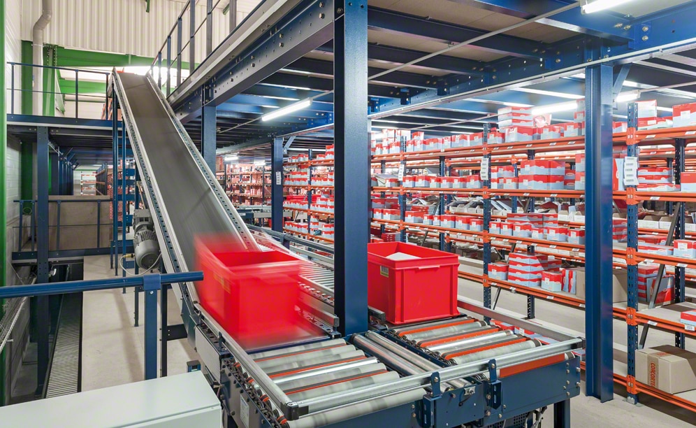 The conveyor belts allow height differences to be overcome and movements to be carried out to different levels