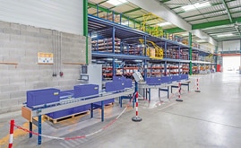 The installation included two levels of mezzanines, racking, conveyor belts and automatic sorters, as well as the Mecalux Easy WMS